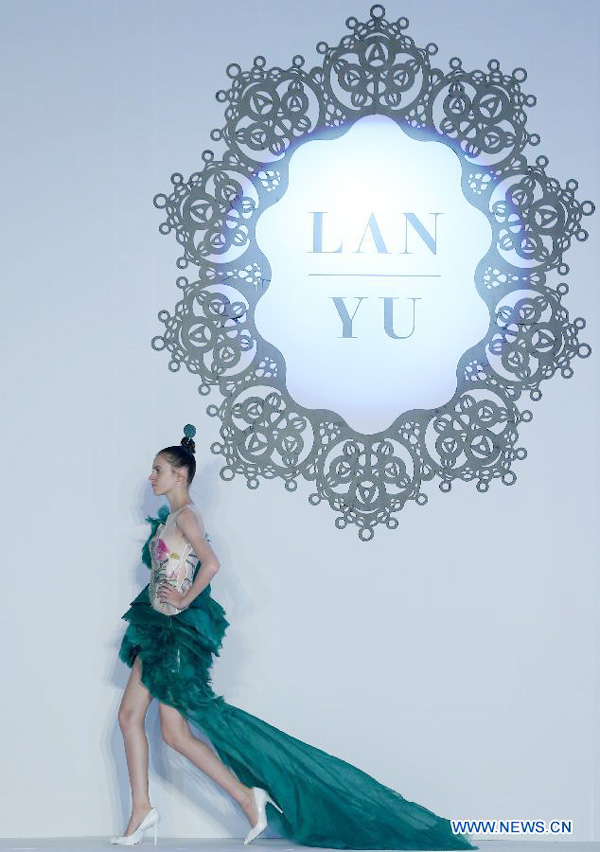 Lan Yu&apos;s creations presented at fashion show in Beijing