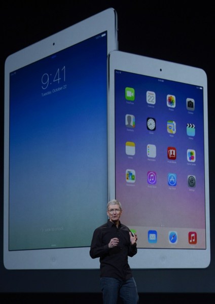 当地时间10月22日，苹果公司CEO蒂姆·库克在美国旧金山举行的新品发布会上介绍iPad系列新产品。