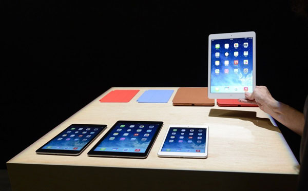 当地时间0月22日，在美国旧金山举行的新品发布会上，一名工作人员在展示iPad系列新产品。
