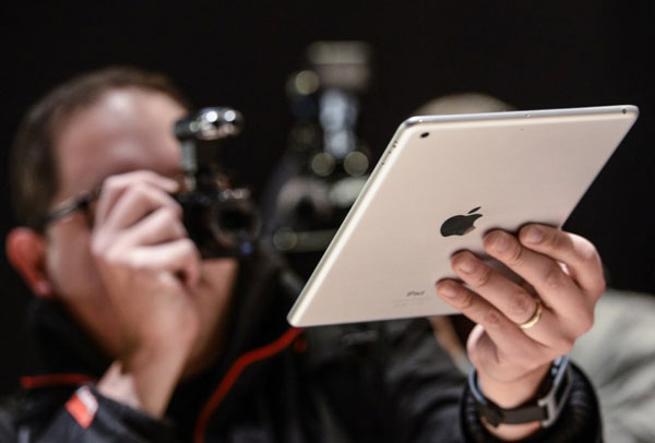 当地时间10月22日，在美国旧金山举行的新品发布会上，一名摄影师在拍摄新版iPad mini。