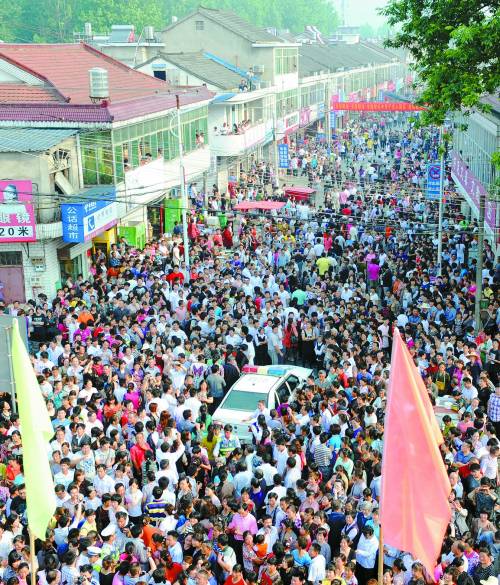 6月5日，毛坦厂两所高中万名高考生乘车赴六安城区高考。