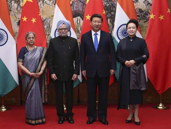 Chinese President Xi Jinping (2nd R) and his wife Peng Liyuan (R) pose for photo with Indian Prime Minister Manmohan Singh (2nd L) and his wife Gursharan Kaur after their meeting in Beijing, capital of China, Oct. 23, 2013. (Xinhua/Pang Xinglei)