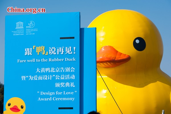 The Summer Palace hosted a farewell ceremony for the giant Rubber Duck on Thursday, in the presence of its creator Florentijn Hofman and movie star Jackie Chan.[Chen Boyuan/China.org.cn]