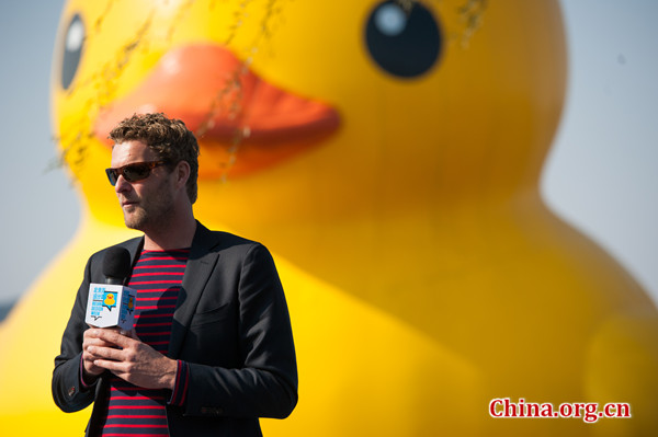 The Summer Palace hosted a farewell ceremony for the giant Rubber Duck on Thursday, in the presence of its creator Florentijn Hofman and movie star Jackie Chan.[Chen Boyuan/China.org.cn]