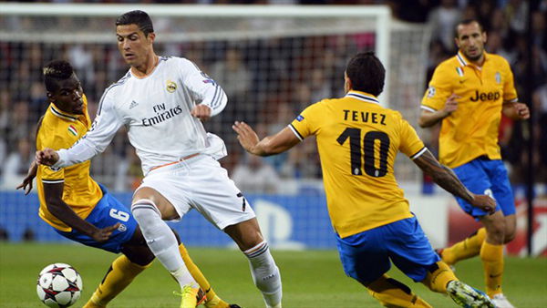  Cristiano Ronaldo tries to elude Carlos Tevez.