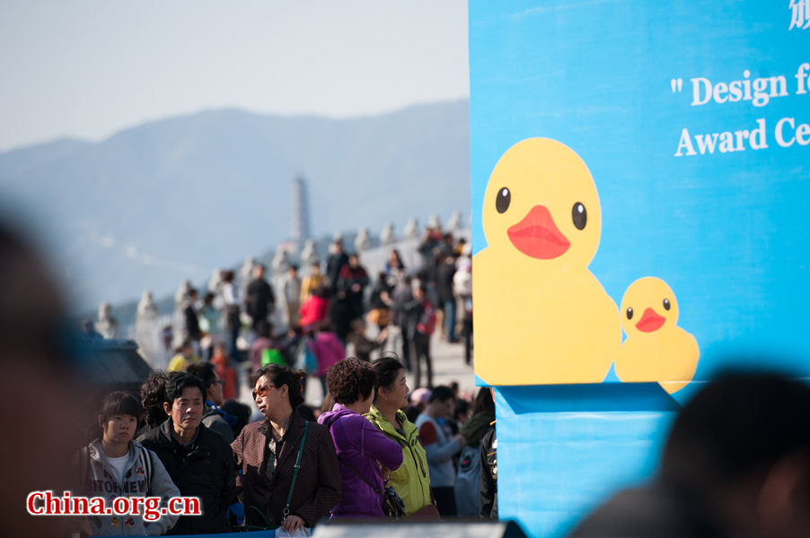 Visitors to the Summer Palace in Beijing on Thursday bid a fond farewell to the giant floating Rubber Duck, a 26-meter-tall art installation which had been on display at the park's Kunming Lake since Sept. 26. [Photo / Chen Boyuan / China.org.cn]