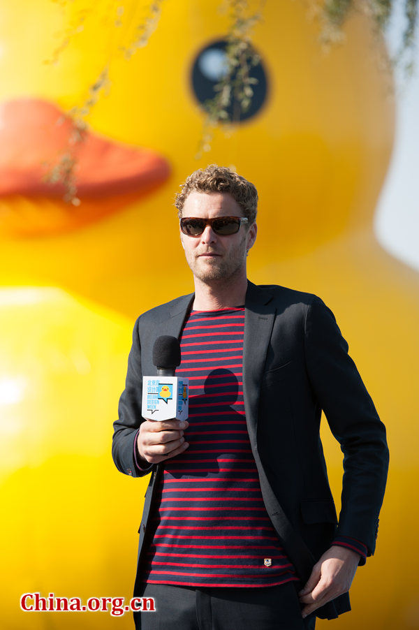 Dutch artist Florentijn Hofman, dubbed the 'father of the rubber duck,' on Thursday speaks about his inspiration in creating the Rubber Duck. [Photo / Chen Boyuan / China.org.cn]