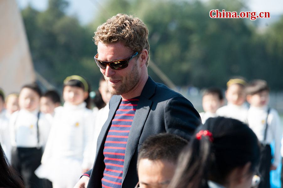 Dutch artist Florentijn Hofman, dubbed the 'father of the rubber duck,' makes his appearance in the Summer Palace on Thursday, for a farewell ceremony for the Rubber Duck. [Photo / Chen Boyuan / China.org.cn]