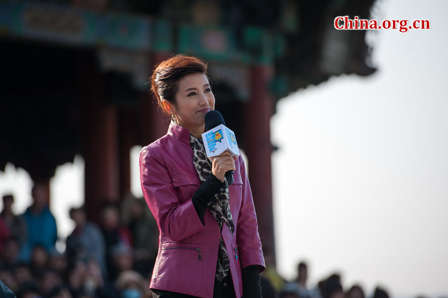 Chun Ni, a celebrated TV anchor with BTV hosts the Farewell, Rubber Duck ceremony on Thursday in Beijing at the Summer Palace. [Photo / Chen Boyuan / China.org.cn]