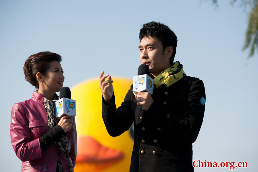 Celebrated pop singer Lin Yilun, Chairman of the newly found China Rubber Duck Fan Club, makes his appearance at the Summer Palace on Thursday in bidding a fond farewell to the Dutch Rubber Duck. [Photo / Chen Boyuan / China.org.cn ]