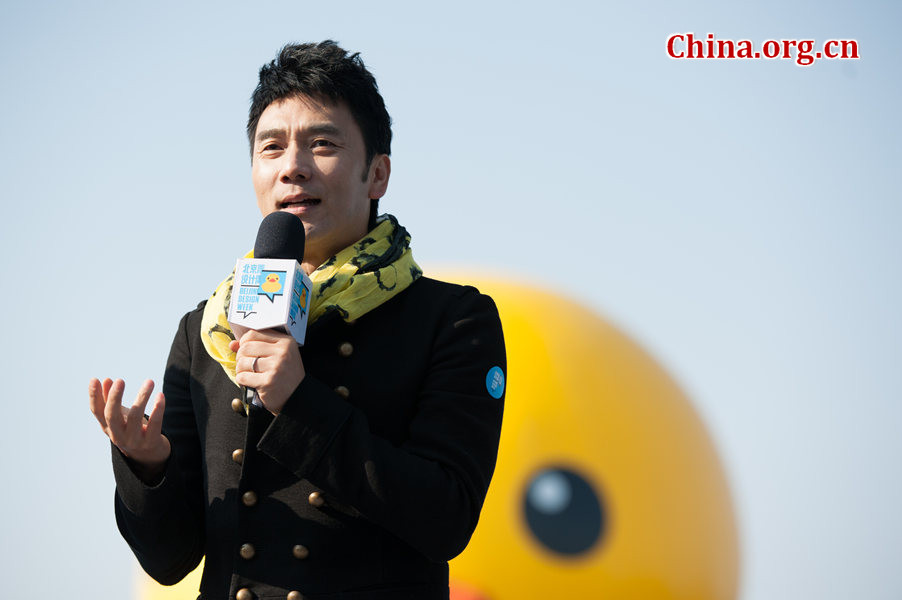 Celebrated pop singer Lin Yilun, Chairman of the newly found China Rubber Duck Fan Club, makes his appearance at the Summer Palace on Thursday in bidding a fond farewell to the Dutch Rubber Duck. [Photo / Chen Boyuan / China.org.cn ]