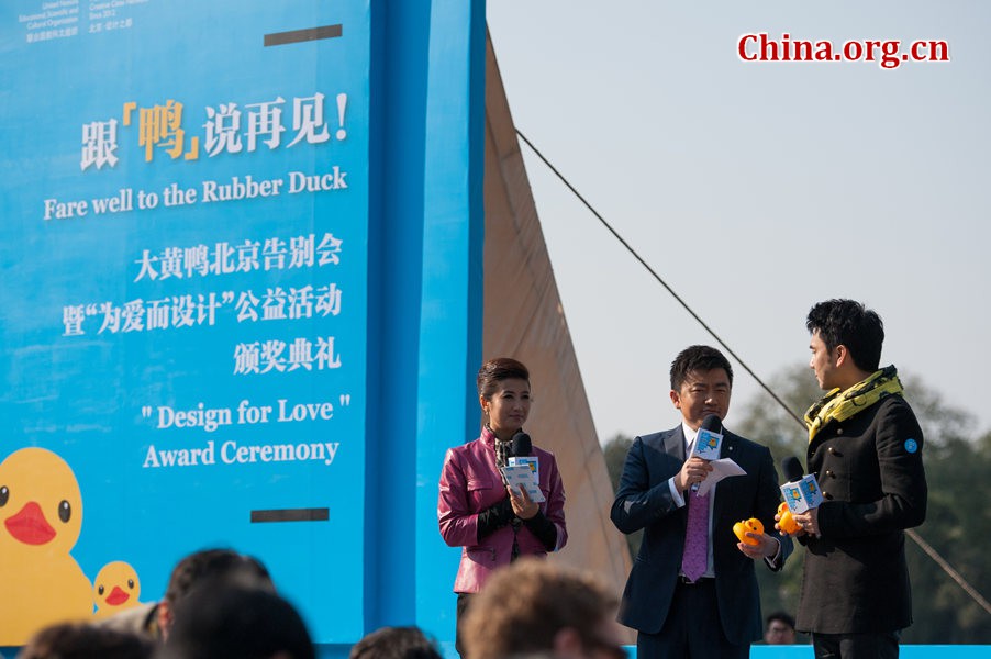 CCTV renowned host and commentator Rui Chenggang (M) gives positive reviews to the display of Rubber Duck in Beijing for the past more than one month. [Photo / Chen Boyuan / China.org.cn]