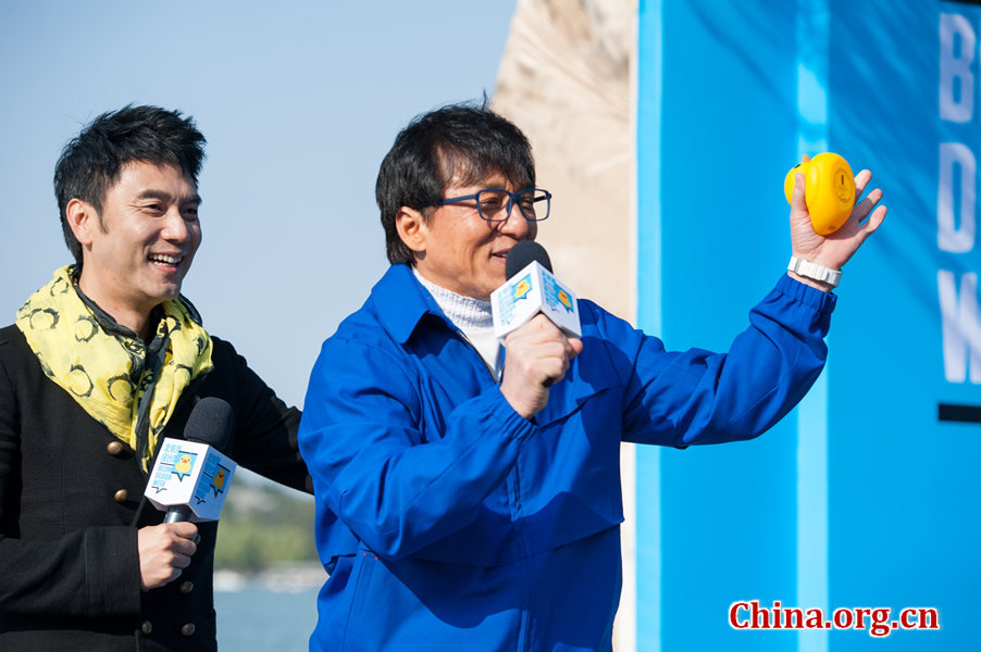 Film superstar Jackie Chan's surprising landing at the scene instantly ignites the fans' scream on Thursday at the Summer Palace in Beijing. [Photo / Chen Boyuan / China.org.cn]