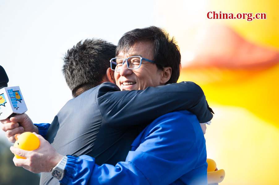 Film superstar Jackie Chan's surprising landing at the scene instantly ignites the fans' scream on Thursday at the Summer Palace in Beijing. [Photo / Chen Boyuan / China.org.cn]