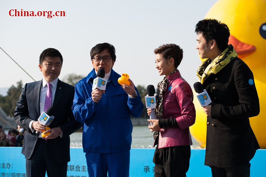 Film superstar Jackie Chan's surprising landing at the scene instantly ignites the fans' scream on Thursday at the Summer Palace in Beijing. [Photo / Chen Boyuan / China.org.cn]