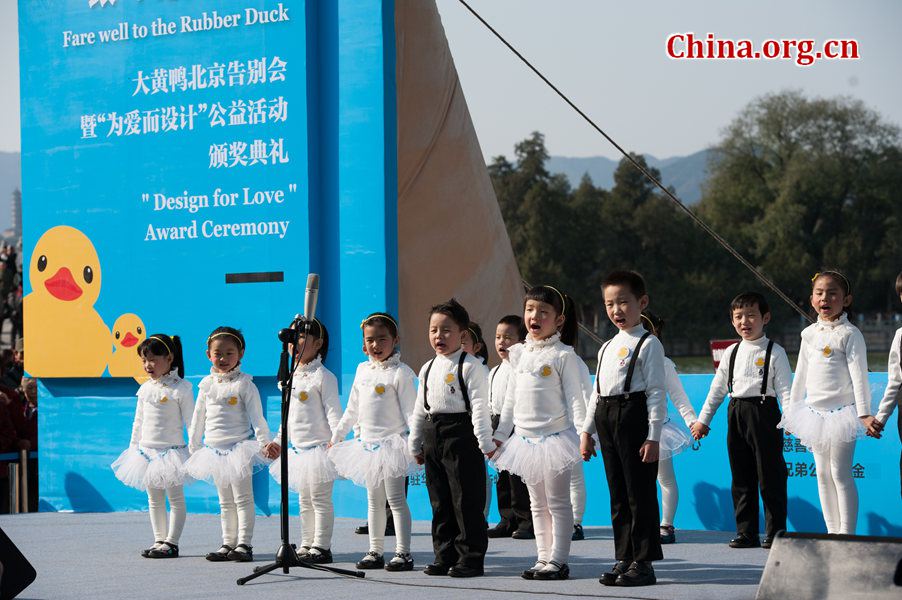 Kindergarten children stage a performance at the Farewell, Rubber Duck ceremony on Thursday at the Summer Palace in Beijing, China. [Photo / China.org.cn]