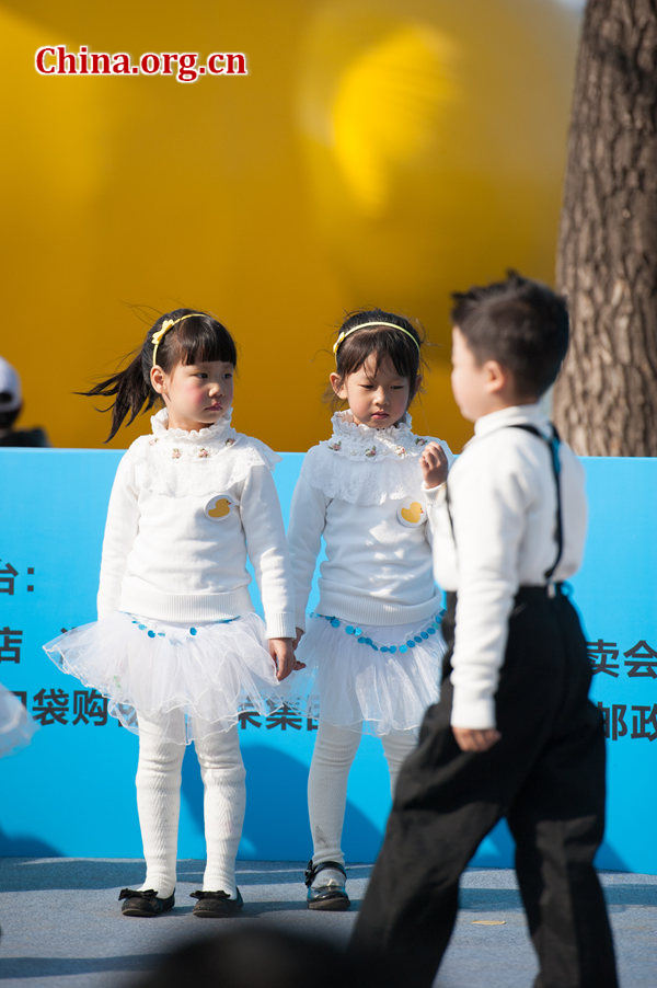 Kindergarten children stage a performance at the Farewell, Rubber Duck ceremony on Thursday at the Summer Palace in Beijing, China. [Photo / China.org.cn]