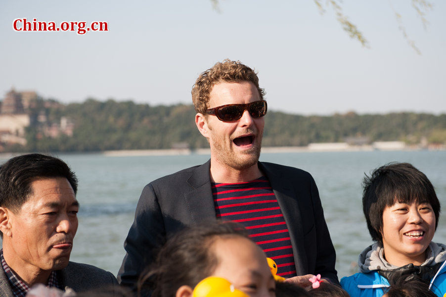 Fans cluster Dutch artist Florentijn Hofman, dubbed the &apos;father of the rubber duck,&apos; at the farewell to the Rubber Duck ceremony on Thursday at the Summer Palace in Beijing. [Photo / China.org.cn]