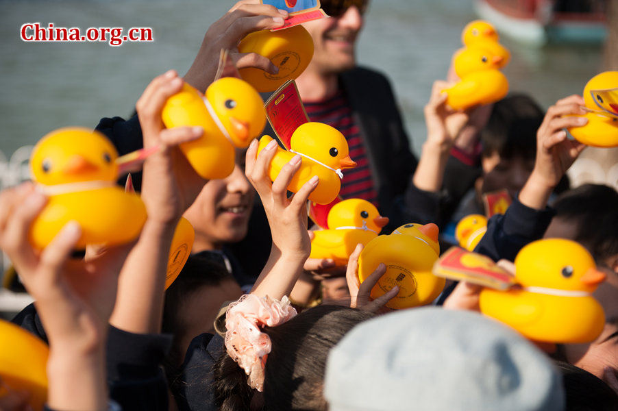 Fans cluster Dutch artist Florentijn Hofman, dubbed the 'father of the rubber duck,' at the farewell to the Rubber Duck ceremony on Thursday at the Summer Palace in Beijing. [Photo / China.org.cn]