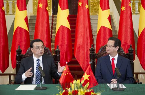 Chinese Premier Li Keqiang (left) holds a joint press conference with his Vietnamese counterpart, Nguyen Tan Dung, on October 13 in Hanoi during the last leg of his Southeast Asia visit [Xinhua]