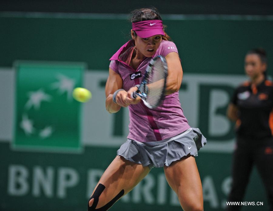 Li Na of China hits a return to Victoria Azarenka of Belarus during their WTA tennis championships match at Sinan Erdem Dome in Istanbul, October 25, 2013. Li Na won the match 2-0.