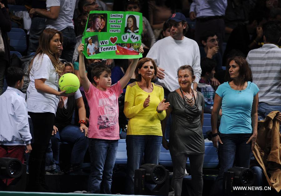 Fans cheers for Li Na during the WTA tennis championships match between Li Na of China and Victoria Azarenka of Belarus at Sinan Erdem Dome in Istanbul, October 25, 2013. Li Na won the match 2-0. 