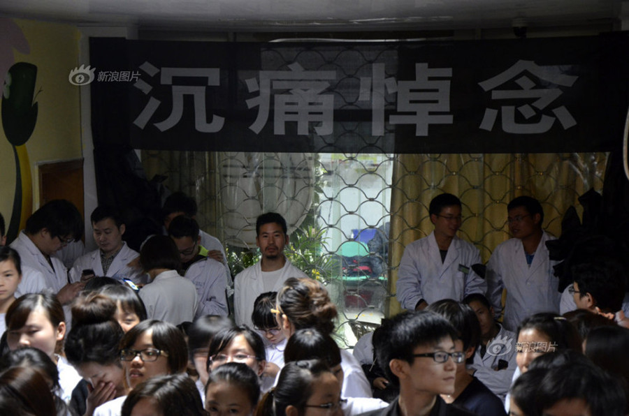 The hospital staff join Wang&apos;s family in their standoff with the hospital authorities. Earlier on Sunday, the hospital conducted post-mortem autopsy to Dr. Wang Yunjie, chief of the hospital&apos;s ENT. Later the hospital summoned several auxiliary police officers, attempting to cremate Wang&apos;s body before even consulting Wang&apos;s family for approval. [Photo / Sina]