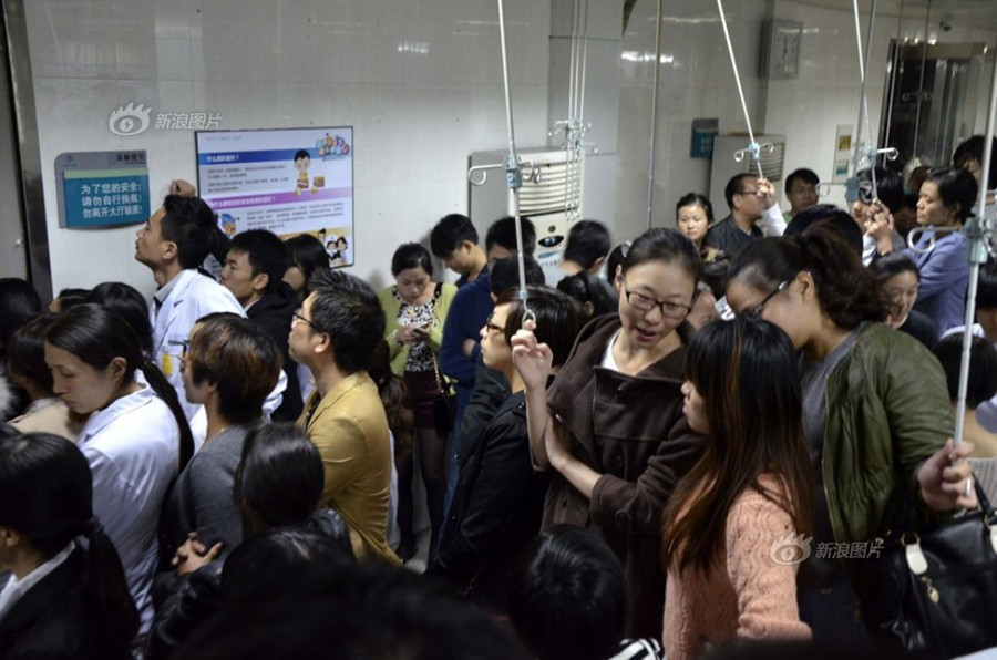 People start to disperse around 4:20 a.m., after Wenling&apos;s local government officials arrive at the hospital scene to mitigate the dispute. [Photo / Sina]