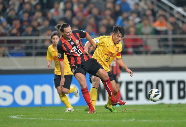 Dejan Damjanovic of FC Seoul and Zheng Zhi of Guangzhou Evergnrade fought for the ball in the first leg of the AFC Champions League final.