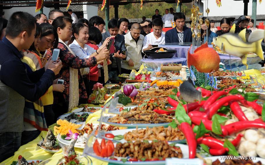 People view the all fish banquet at a fish cooking contest held in Wan'an County, east China's Jiangxi Province, Oct. 30, 2013. 