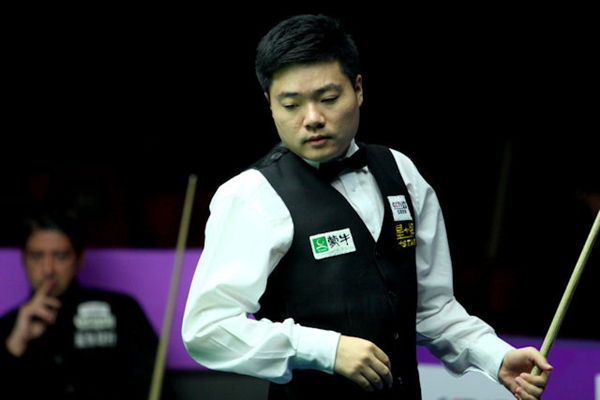 Ding Junhui keeps up his bid for a third successive ranking event title.