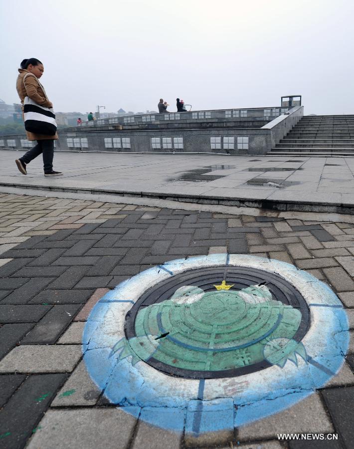 **CHINA-CHANGSHA-MANHOLE COVER-GRAFFITI (CN)