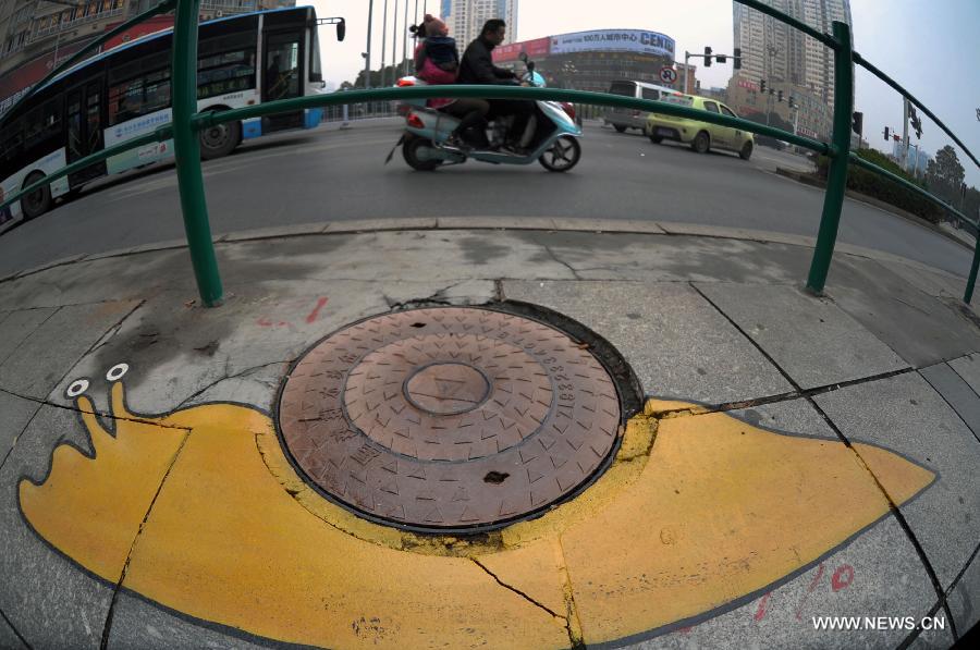 **CHINA-CHANGSHA-MANHOLE COVER-GRAFFITI (CN)