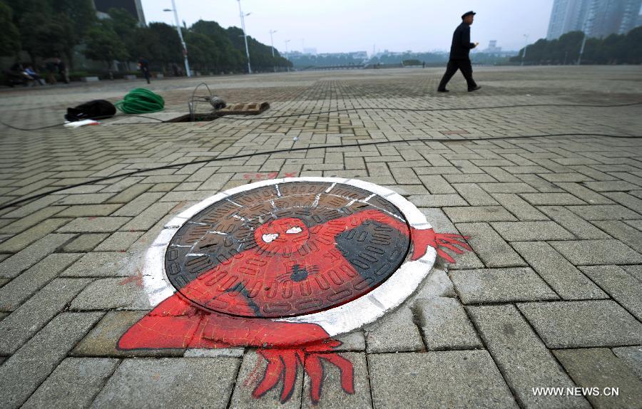 **CHINA-CHANGSHA-MANHOLE COVER-GRAFFITI (CN)