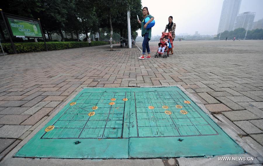 **CHINA-CHANGSHA-MANHOLE COVER-GRAFFITI (CN)