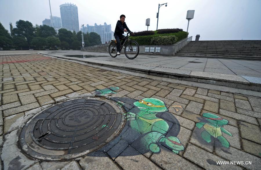 **CHINA-CHANGSHA-MANHOLE COVER-GRAFFITI (CN)