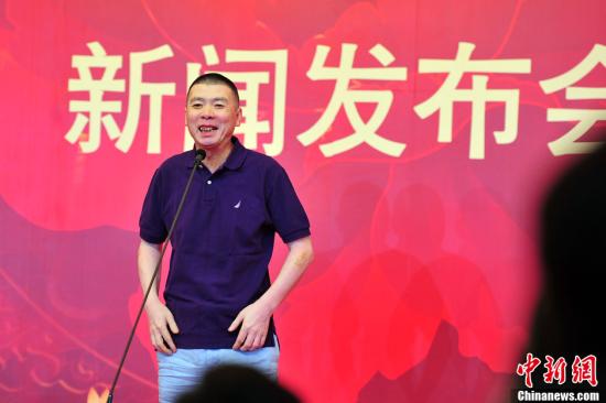 7月12日下午三时，2014年央视春晚在北京举行发布会，揭秘各项具体事项，包括公布导演名单。图为发布会现场，冯小刚讲话。[中新网 金硕 摄]