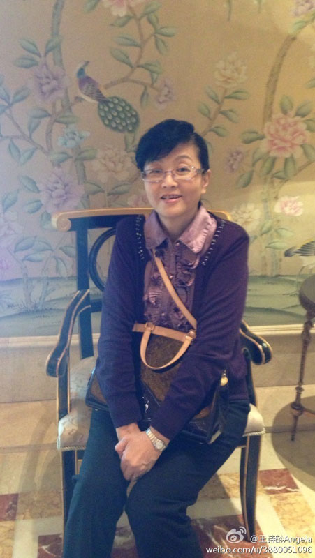 近日，李湘女儿王诗龄开通了微博，短短三天时间粉丝就突破了18万大关，人气之高直逼老妈李湘。昨日，王诗龄通过微博晒姥姥靓照，还俏皮地附言：“我小声告诉你们：这是我姥姥！”网友们在被王诗龄的童真可爱萌翻的同时，不禁大赞：“姥姥真年轻！”[Weibo.com]