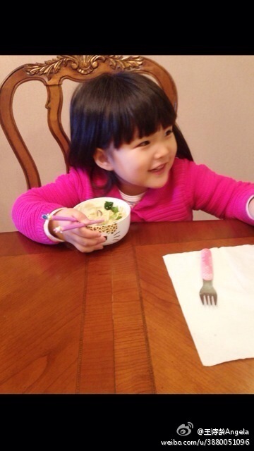 近日，李湘女儿王诗龄开通了微博，短短三天时间粉丝就突破了18万大关，人气之高直逼老妈李湘。[Weibo.com]