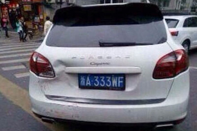 The picture taken on November 3, 2013 shows the SUV of Olympic champion Sun Yang's, which he scraped against a bus while driving without a license in Hangzhou, capital city of east China's Zhejiang Province. [Photo: Sports.ifeng.com]