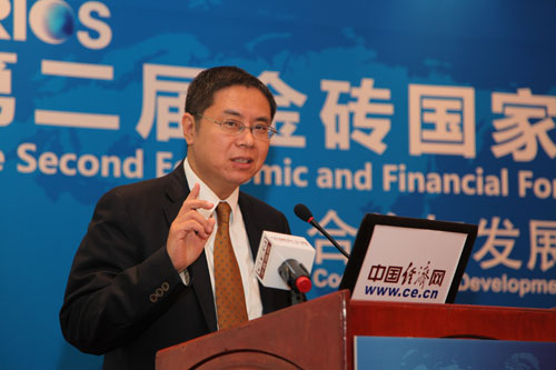 Jin Zhongxia, director of the Financial Research Institute at the People's Bank of China delivers a speech at the 2nd Economic and Financial Forum of BRICS Countries held on Oct. 31 in Beijing. [Photo by Pei Xiaoge/ce.cn]