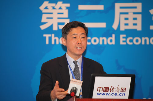 Li Daokui, director of the Center for China in the World Economy at Tsinghua University delivers a keynote speech at the 2nd Economic and Financial Forum of BRICS Countries held on Oct. 31 in Beijing. [Photo by Pei Xiaoge/ce.cn] 