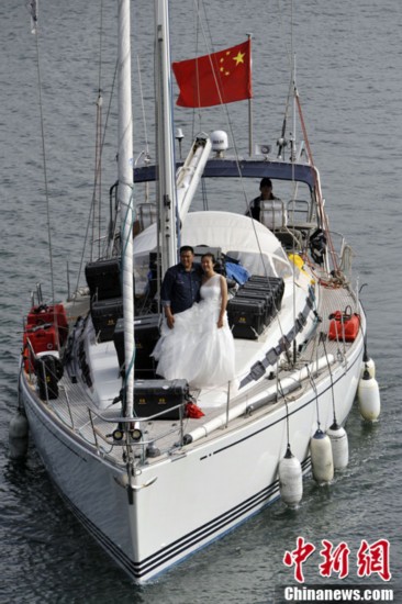 北京青年驾着帆船去南极结婚(组图)