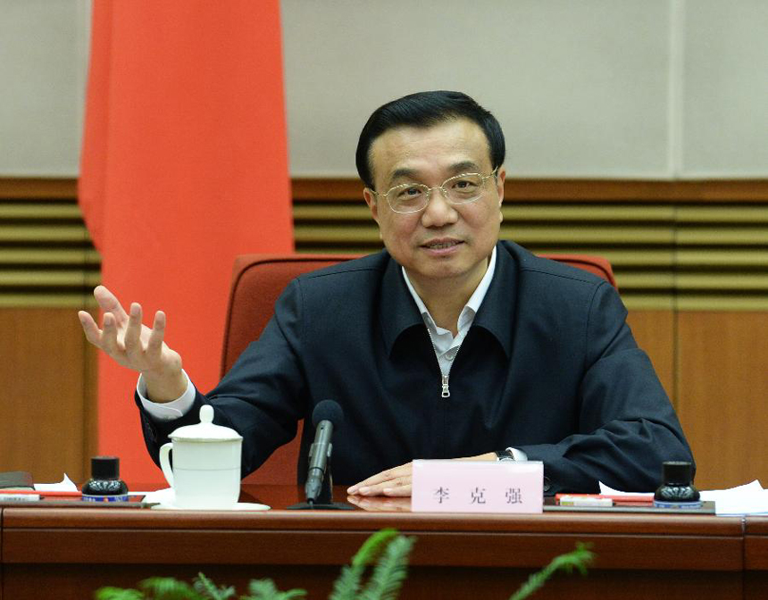 Chinese Premier Li Keqiang presides over a meeting attended by experts and entrepreneurs to discuss the economic development, in Beijing, capital of China, Oct. 31, 2013. 