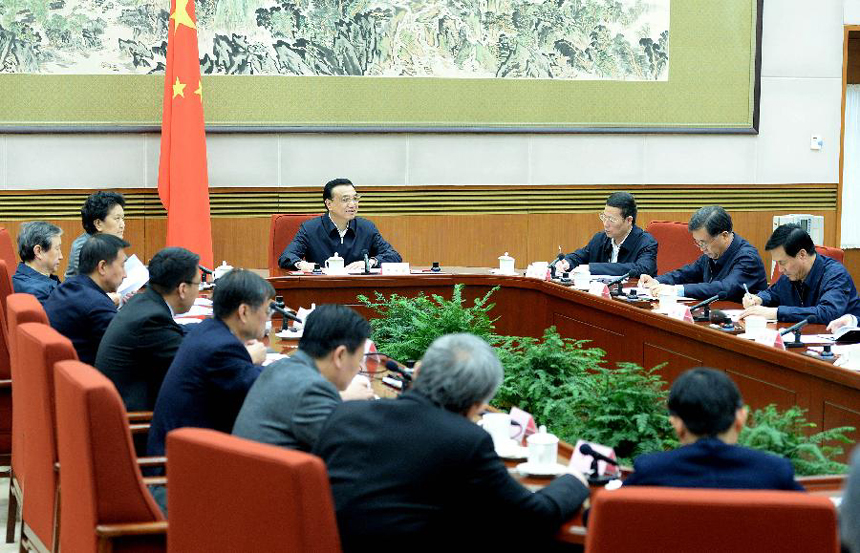 Chinese Premier Li Keqiang (back, C) presides over a meeting attended by experts and entrepreneurs to discuss the economic development, in Beijing, capital of China, Oct. 31, 2013. 