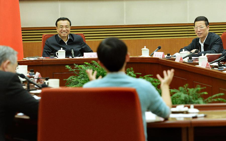 Chinese Premier Li Keqiang (L, back) presides over a meeting attended by experts and entrepreneurs to discuss the economic development, in Beijing, capital of China, Oct. 31, 2013. 