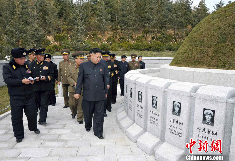 North Korean top leader Kim Jung Un pays his respects to naval martyrs on Nov. 2 2013. Commanders and soldiers from the No. 233 Submarine of North Korea’s 790 Naval Force died during a mission in mid-October. Kim Jung Un, after receiving the report, identified the martyrs and ran a funeral for them.
