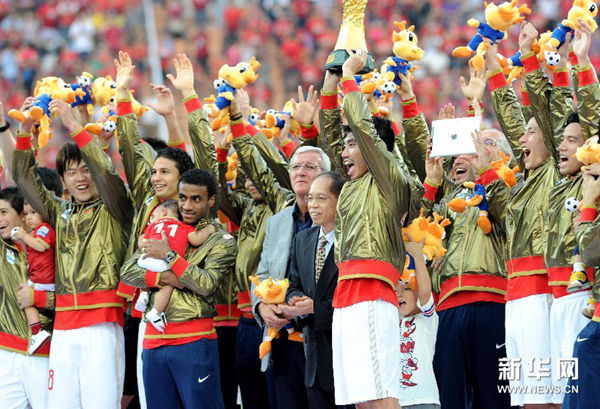  Guangzhou Evergrande becomes the first team to win three successive CSL championships.