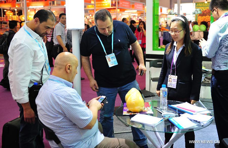 Photo taken on Nov. 2, 2013 shows foreign purchasers select products at the 114th China Import and Export Fair, or the Canton Fair, in Guangzhou, capital of south China&apos;s Guangdong Province. The autumn session of the Canton Fair wrapped up on Monday, showed a drop in both transaction volume and fair attendance. 