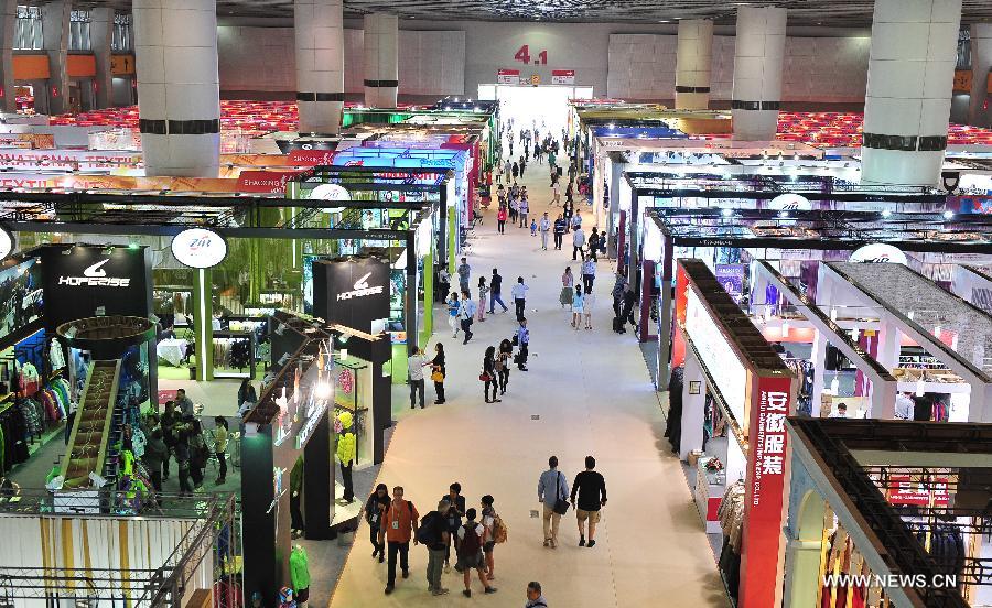 Photo taken on Nov. 1, 2013 shows foreign purchasers select products at the 114th China Import and Export Fair, or the Canton Fair, in Guangzhou, capital of south China&apos;s Guangdong Province. The autumn session of the Canton Fair wrapped up on Monday, showed a drop in both transaction volume and fair attendance.